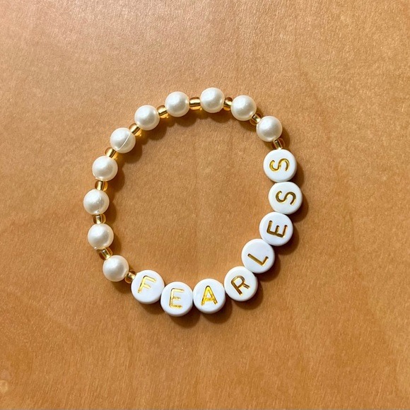 FEARLESS Taylor Swift beaded pearl white and gold album bracelet - Picture 2 of 3